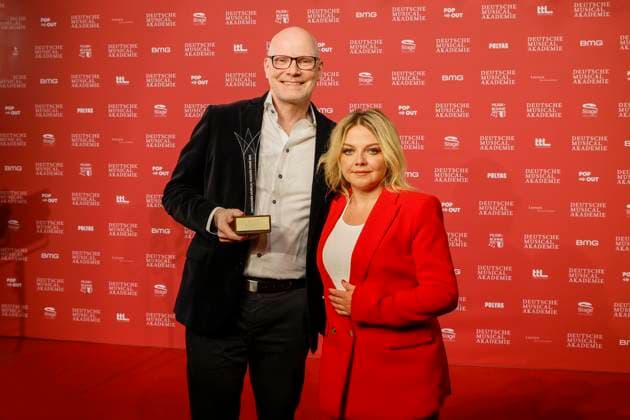 Gisle Kverndokk (Preisträger Beste Komposition), Annett Louisan bei der Verleihung des Deutschen Musical theater PReises 2023 im Theater des Westens, Berlin.