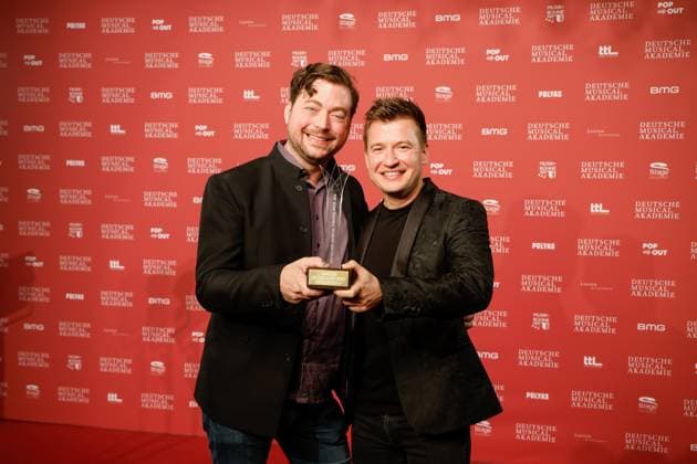 Marian Lux, Markus Syperek (Preisträger Bestes musikalisches Gesamtbild) bei der Verleihung des Deutschen Musical theater PReises 2023 im Theater des Westens, Berlin.