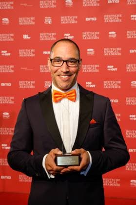 Raphael aaron Moss (Preisträger Bestes Lichtdesign) bei der Verleihung des Deutschen Musical theater PReises 2023 im Theater des Westens, Berlin.