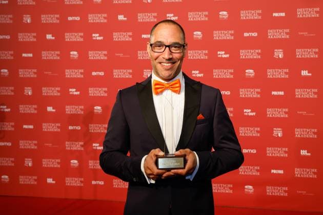 Raphael aaron Moss (Preisträger Bestes Lichtdesign) bei der Verleihung des Deutschen Musical theater PReises 2023 im Theater des Westens, Berlin.