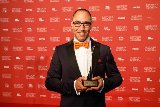 Raphael aaron Moss (Preisträger Bestes Lichtdesign) bei der Verleihung des Deutschen Musical theater PReises 2023 im Theater des Westens, Berlin.