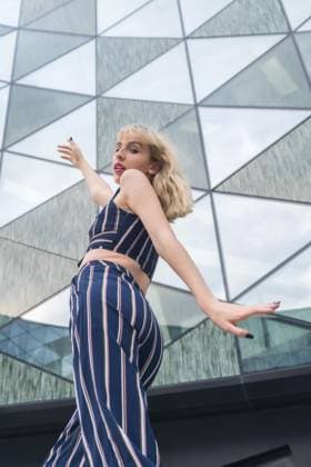 Creative Highlights Symbolbilder Modische Pose einer jungen Blondine in einem Glasgebäude, blondes Mädchen im blau gestreiften Anzug, Arme hoch, vertikales Foto *** stylish Pose a Boys Blonde in a Glass building, Blondes Girls at Blue striped Suit, Arms high, Vertical Photo Copyright: imageBROKER/UnaixHuizi ibxuhu09696979.jpg ,model released, Symbolfoto ,property released
