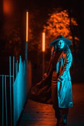 Creative Highlights Symbolbilder Kaukasisches brünettes Mädchen mit Hut bei Nacht in einem mit blauem Licht beleuchteten Park. Wintermode und Lebensstil in der Nacht *** Kaukasisches Brünettes Girls with Hat at Night in a with blue Light illuminated Park Winter Fashion and Lifestyle in the Night Copyright: imageBROKER/UnaixHuizi ibxuhu09697545.jpg ,model released, Symbolfoto ,property released