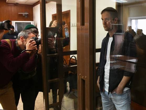 News Themen der Woche KW41 News Bilder des Tages Russia US Reporter Espionage Case 8533421 10.10.2023 Wall Street Journal reporter Evan Gershkovich, detained on espionage charges in Russia, is seen inside a defendant s cage during a hearing to consider an appeal against his extended detention, at the Moscow City Court in Moscow, Russia. According to Russian intelligence services, the American collected information constituting a state secret. Mikhail Voskresenskiy Sputnik Moscow Russia  Copyright: xMikhailxVoskresenskiyx