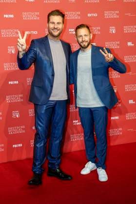 Maurice Gajda mit Freund Michael Barg bei der Verleihung des Deutschen Musical Theater Preises 2023 im Theater des Westens. Berlin, 09.10.2023