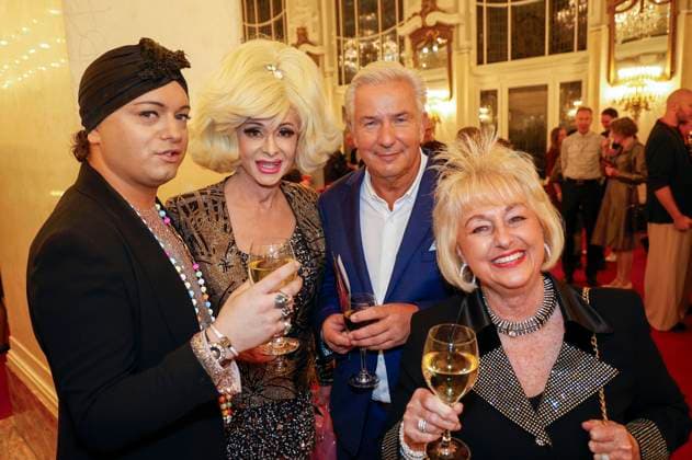 Julian F.M. Stoeckel, Angelo Conti, Klaus Wowereit und Stefanie Simon bei der Verleihung des Deutschen Musical Theater Preises 2023 im Theater des Westens. Berlin, 09.10.2023