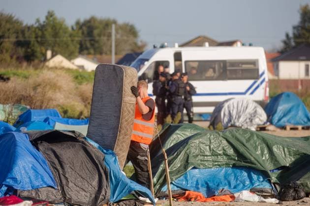 Demantelement du camp de migrants de la Turquerie à Calais PHOTOPQR VOIX DU NORD Johan BEN AZZOUZ ; 10 10 2023 ; Calais, le 10 octobre 2023. Demantelement du plus grand camp du Calaisis dans la zone industrielle de la Turquerie, où dorment environ 600 migrants. PHOTO JOHAN BEN AZZOUZ LA VOIX DU NORD - Calais, France, oct 10th 2023. Dismantling of the largest camp in Calaisis in the industrial zone of Turquerie, where around 600 migrants sleep. Nord France  Copyright: xPHOTOPQR VOIXxDUxNORD MAXPPPxJohanxBENxAZZOUZx 20231010VDN5791 20231010VDN5791