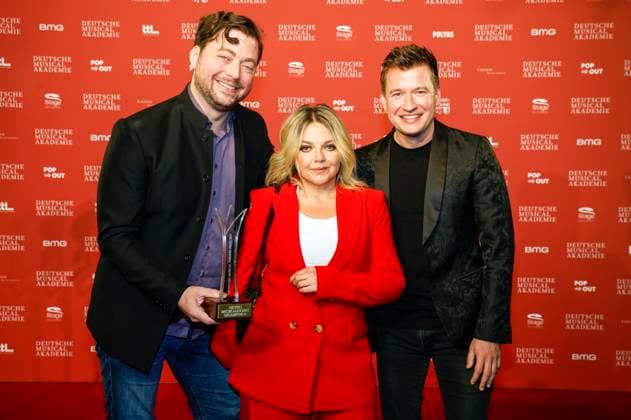 Die Preisträger Bestes musikalisches Gesamtbild für Mary Shelleys Frankenstein Markus Syperek und Marian Lux mit Annett Louisan bei der Verleihung des Deutschen Musical Theater Preises 2023 im Theater des Westens. Berlin, 09.10.2023