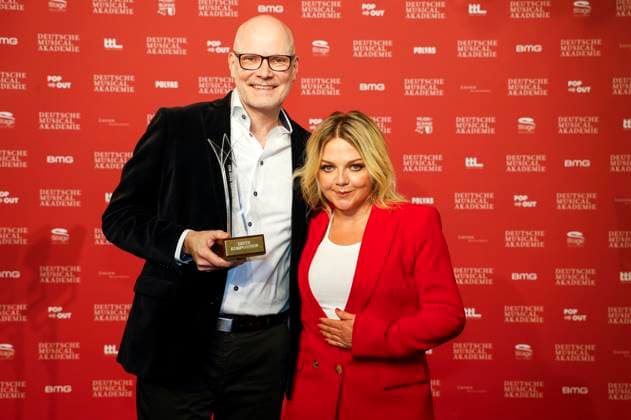 Der Preisträger Beste Komposition Gisle Kverndokk mit Annett Louisan bei der Verleihung des Deutschen Musical Theater Preises 2023 im Theater des Westens. Berlin, 09.10.2023