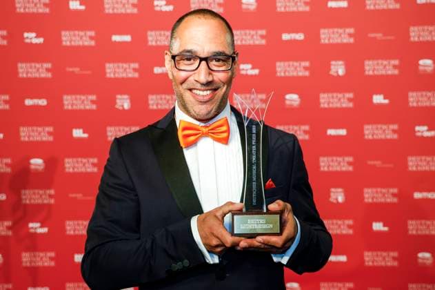 Der Preisträger Bestes Lichtdesign Raphael-Aaron Moss bei der Verleihung des Deutschen Musical Theater Preises 2023 im Theater des Westens. Berlin, 09.10.2023