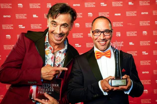 Der Preisträger Bestes Lichtdesign Raphael-Aaron Moss mit Claudio Maniscalco bei der Verleihung des Deutschen Musical Theater Preises 2023 im Theater des Westens. Berlin, 09.10.2023