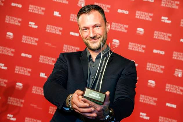 Der Preisträger Bestes Sounddesign Florentin Adolf bei der Verleihung des Deutschen Musical Theater Preises 2023 im Theater des Westens. Berlin, 09.10.2023
