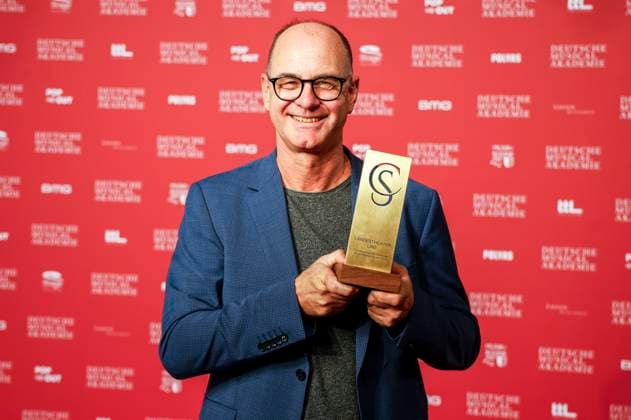 Der Craig-Simmons-Preisträger für eine Institution Arne Beeker bei der Verleihung des Deutschen Musical Theater Preises 2023 im Theater des Westens. Berlin, 09.10.2023