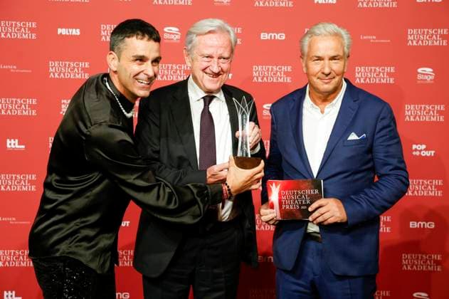 Die Preisträger Bestes Revival Aaron Sidwell und Freddy Burger mit Klaus Wowereit bei der Verleihung des Deutschen Musical Theater Preises 2023 im Theater des Westens. Berlin, 09.10.2023