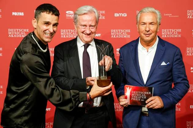 Die Preisträger Bestes Revival Aaron Sidwell und Freddy Burger mit Klaus Wowereit bei der Verleihung des Deutschen Musical Theater Preises 2023 im Theater des Westens. Berlin, 09.10.2023