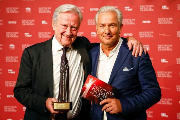 Der Preisträger Bestes Revival Freddy Burger mit Klaus Wowereit bei der Verleihung des Deutschen Musical Theater Preises 2023 im Theater des Westens. Berlin, 09.10.2023