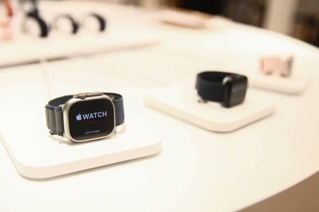 IPhone 15 And Apple Watch Apple Watche are seen at a store in Krakow, Poland on October 10, 2023. Krakow Poland  Copyright: xJakubxPorzyckix originalFilename: porzycki-iphone15231010_nplvf.jpg
