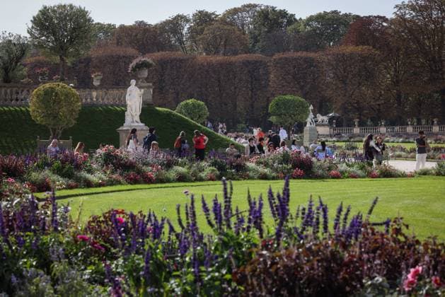 Paris, France le 10 octobre 2023 - Illustration automne dans le Jardin du Luxembourg par une journee estivale - Autumn illustration in the Luxembourg Gardens on a summer day  Copyright: xLucxNoboutx