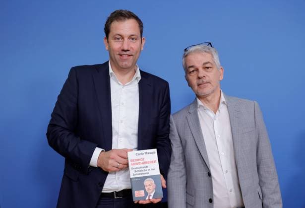 News Themen der Woche KW41 News Bilder des Tages SPD-Vorsitzenden Lars Klingbeil, Carlo Masala, Politikwissenschaftler und Professor für Internationale Politik, Deutschland, Berlin, Carlo Masala stellt sein Buch Bedingt abwehrbereit. Deutschlands Schwäche in der Zeitenwende (Verlag C.H.Beck) im Gespräch mit Lars Klingbeil *** SPD Chairman Lars Klingbeil, Carlo Masala, Political Scientist and Professor of International Politics, Germany, Berlin, Carlo Masala presents his book Bedingt abwehrbereit Deutschlands Schwäche in der Zeitenwende Verlag C H Beck in conversation with Lars Klingbeil