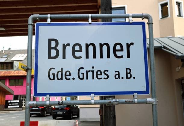 Brenner, Tirol, Österreich, 10. Oktober 2023: Hier das Ortsschild, Ortstafel von Brenner, Österreichische Seite, Gemeinde Gries am Brenner, Verkehrsschild, Symbolbild,Brennerpass *** Brenner, Tyrol, Austria, 10 October 2023 Here the place name sign, place name sign of Brenner, Austrian side, municipality Gries am Brenner, traffic sign, symbol picture,Brenner Pass
