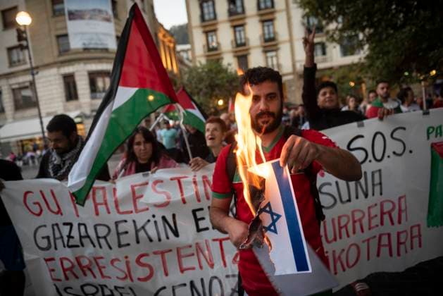 News Themen der Woche KW41 News Bilder des Tages A protester burns an Israeli flag during the demonstration in support of the Palestinian People. Donostia (Basque Country). October 10, 2023. A crowd has demonstrated in different cities of the Basque Country to ask for the freedom of Palestine after the outbreak of the war in Gaza. (Gari Garaialde Bostok Photo) Donostia Gipuzkoa Spain Is not allowed to modify this file without the permission of the author. This image is copyrighted  Copyright: xGarikoitzxGaraialdex Bostok Photo GarixGaraialdex GG2310101148