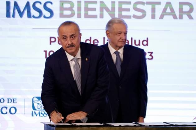 October 10, 2023, Mexico City, Mexico: The president of Mexico, Andres Manuel Lopez Obrador with the governor of the state of Tabasco, Manuel Merino Campos at the signing of the Health Plan Mexican Institute of Social Security - Wellbeing before reporters at the National Palace in Mexico City. on October 10, 2023 in Mexico City, Mexico Mexico City Mexico - ZUMAe321 20231010_zia_e321_017 Copyright: xLuisxBarronx