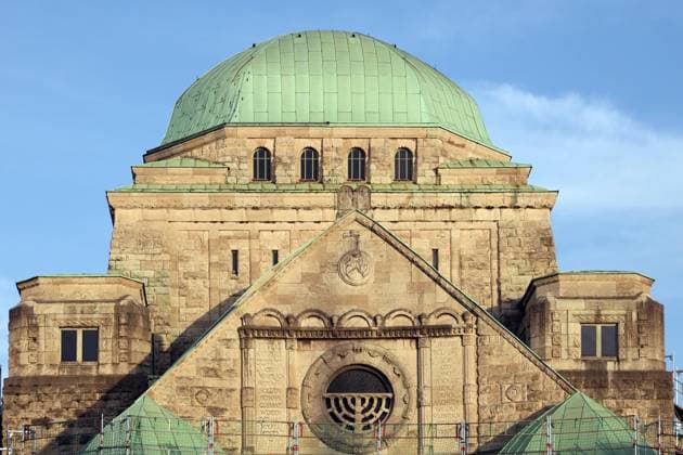 Polizeischutz jüdischer Einrichtungen Die alte Synagoge in Essen, die als Museum dient, steht inmitten der Stadt Essen Essen Nordrhein-Westfalen Deutschland Alte Synagoge *** Police protection of Jewish institutions The old synagogue in Essen, which serves as a museum, stands in the middle of the city of Essen North Rhine Westphalia Germany Old Synagogue