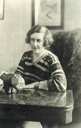 RECORD DATE NOT STATED AGATHA CHRISTIE AGATHA CHRISTIE (1890 - 1976), writer, holding a Rhodesian carving Date: 1924  Copyright: Gemini 10049979
