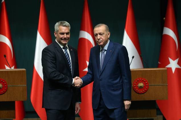News Themen der Woche KW41 News Bilder des Tages Türkei, Präsident Recep Tayyip Erdogan trifft Karl Nehammer in Ankara (231010) -- ANKARA, Oct. 10, 2023 -- Turkish President Recep Tayyip Erdogan (R) shakes hands with visiting Austrian Chancellor Karl Nehammer at a joint press conference in Ankara, T¨¹rkiye, on Oct. 10, 2023. T¨¹rkiye is making efforts to mediate in a bid to end the current Israeli-Palestinian conflict, Erdogan said on Tuesday. (Photo by Xinhua) T?RKIYE-ANKARA-PRESIDENT-AUSTRIA-CHANCELLOR-PRESS CONFERENCE MustafaxKaya 