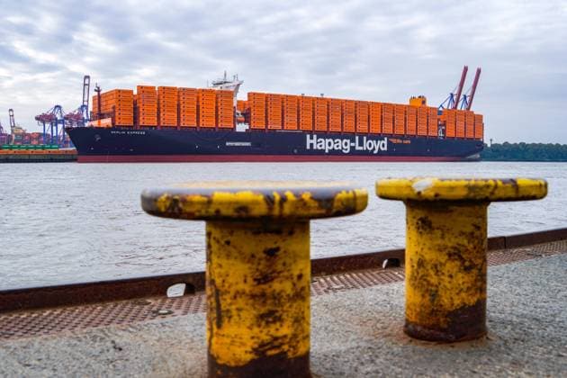 Das zur Zeit größte unter deutscher Flagge fahrende Schiff Containerschiff Berlin Express der Reederei Hapag-Lloyd liegt auf der Elbe in Hamburg am Hamburger Containerterminal Burchardkai CTB -IMO 9540118, MMSI 211119000;Das zur Zeit größte unter deutscher Flagge fahrende Schiff Containerschiff Berlin Express der Reederei Hapag-Lloyd liegt auf der Elbe in Hamburg am Hamburger Containerterminal Burchardkai CTB -IMO 9540118, MMSI 211119000, *** The currently largest German-flagged vessel container ship Berlin Express of the shipping company Hapag Lloyd is moored on the Elbe in Hamburg at the Hamburg container terminal Burchardkai CTB IMO 9540118, MMSI 211119000 The currently largest German-flagged vessel container ship