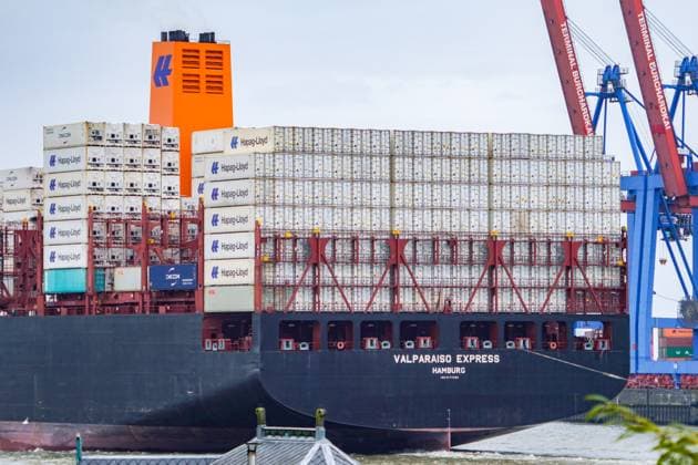 Hapag-Lloyd Containerschiff Valparaiso Express - IMO 9777589, MMSI 218833000 läuft in den Hamburger Hafen ein;Hapag-Lloyd Containerschiff Valparaiso Express - IMO 9777589, MMSI 218833000 läuft in den Hamburger Hafen ein, *** Hapag Lloyd container ship Valparaiso Express IMO 9777589, MMSI 218833000 enters the Port of Hamburg Hapag Lloyd container ship Valparaiso Express IMO 9777589, MMSI 218833000 enters the Port of Hamburg,