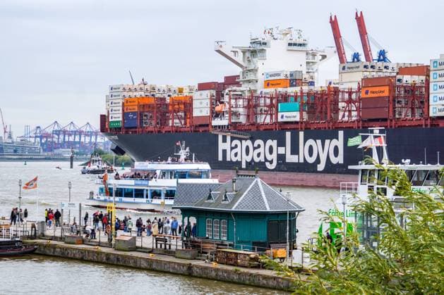Hapag-Lloyd Containerschiff Valparaiso Express - IMO 9777589, MMSI 218833000 läuft in den Hamburger Hafen ein;Hapag-Lloyd Containerschiff Valparaiso Express - IMO 9777589, MMSI 218833000 läuft in den Hamburger Hafen ein, *** Hapag Lloyd container ship Valparaiso Express IMO 9777589, MMSI 218833000 enters the Port of Hamburg Hapag Lloyd container ship Valparaiso Express IMO 9777589, MMSI 218833000 enters the Port of Hamburg,