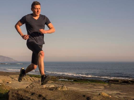 Man trail running on the coast of Azkorri beach Spain CR_DFSMYW170408-00854-01 ,model released, Symbolfoto