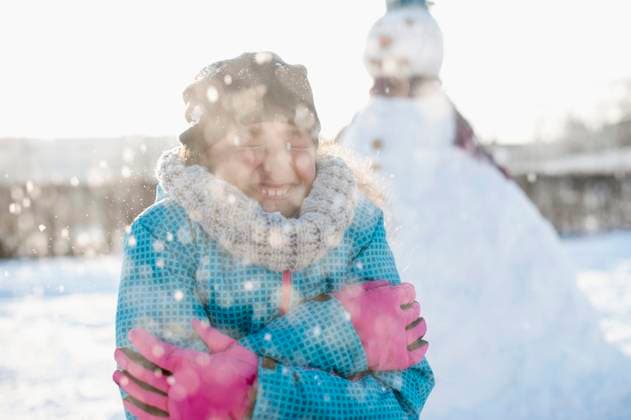 Girl shivering in winter Germany CR_RONI170120-01014-01 ,model released, Symbolfoto ,property released