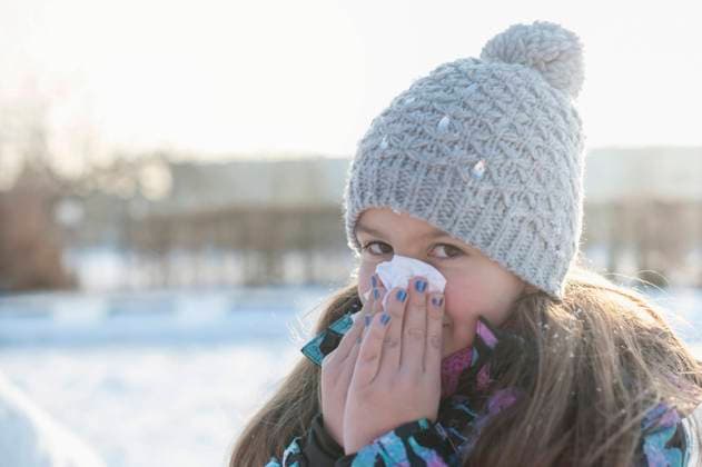 Portrait of girl sneezing in winter Germany CR_RONI170120-01020-01 ,model released, Symbolfoto ,property released