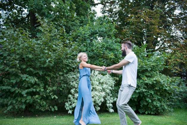 Young couple dancing together in garden, Bavaria, Germany Bavaria, Bavaria, Germany CR_DRAC160915-01470-01 ,model released, Symbolfoto ,property released