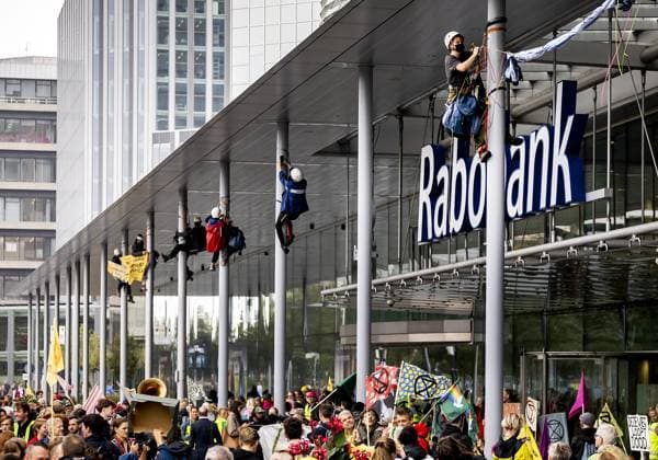 Bilder des Jahres 2023, News 10 Oktober News Themen der Woche KW41 News Bilder des Tages Niederlande, Extinction Rebellion und Greenpeace Protest an Rabobank Zentrale in Utrecht UTRECHT - Activists block the main entrance to the Rabobank headquarters during a joint action by XR and Greenpeace. ANP REMKO DE WAAL netherlands out - belgium out  Copyright: xx x480822579x originalFilename: 480822579.jpg