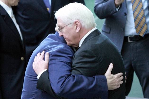 News Themen der Woche KW41 News Bilder des Tages Berlin, Deutschland, 11.10.2023: Vor der Schweigeminute im Deutschen Bundestag aus Anlass des Angriffs der Hamas auf Israel: Israelischer Botschafter Ron Prosor (links) und der deutsche Bundespräsident Frank-Walter Steinmeier (rechts) auf der Ehrentribüne im Bundestag *** Berlin, Germany, 11 10 2023 Before the minute of silence in the German Bundestag on the occasion of Hamas attack on Israel Ambassador Ron Prosor, left, and German President Frank Walter Steinmeier, right, in the VIP gallery in the Bundestag. Copyright: xdtsxNachrichtenagenturx dts_23767