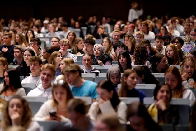 Studenten im großen Hörsaal am Tag der Erstsemesterbegrüßung zum Wintersemester 2023 24 an der Uni Köln. (Themenbild, Symbolbild) Köln, 09.10.2023 NRW Deutschland *** Students in the large lecture hall on the day of the first semester welcome to the winter semester 2023 24 at the University of Cologne Topic image, symbol image Cologne, 09 10 2023 NRW Germany. Copyright: xChristophxHardtx