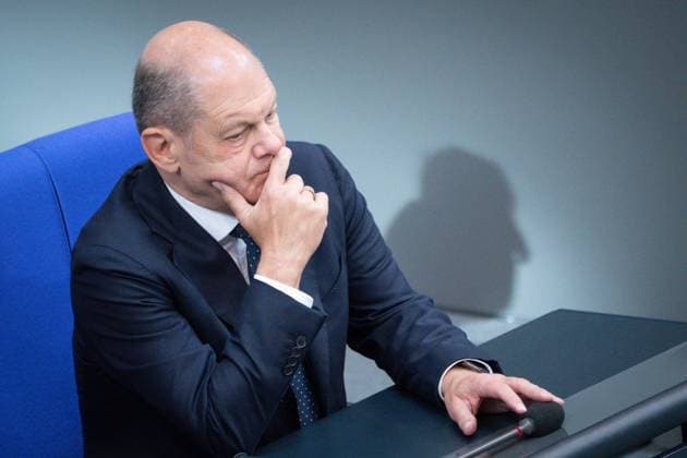 News Themen der Woche KW41 News Bilder des Tages 127. Bundestagssitzung und Debatte Bundeskanzler Olaf Scholz (SPD) im Portrait auf der Regierungsbank mit tiefstem Betrauern im Rahmen der Schweigeminute zum Angriff auf Israel durch die Hamas bei der 127. Sitzung des Deutschen Bundestag in Berlin, 11.10.2023 Berlin Berlin Deutschland *** 127 Bundestag session and debate Chancellor Olaf Scholz SPD in portrait on the government bench with deepest mourning during the minute of silence for the attack on Israel by Hamas at the 127 session of the German Bundestag in Berlin, 11 10 2023 Berlin Berlin Germany
