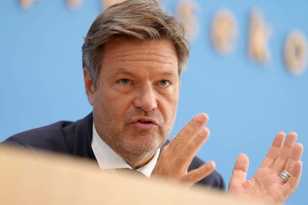 Bundespressekonferenz - Vorstellung der Herbstprojektion der Bundesregierung Wirtschaftsminister Dr. Robert Habeck im Portrait untermauert er seine Aussagen mit Handgeste bei der Vorstellung der Herbstprojektion der Bundesregierung in der Bundespressekonferenz, Berlin , 11.10.2023 Berlin Berlin Deutschland *** Federal Press Conference Presentation of the Autumn Projection of the Federal Government Minister of Economics Dr Robert Habeck in portrait he underpins his statements with hand gesture at the presentation of the Autumn Projection of the Federal Government at the Federal Press Conference, Berlin , 11 10 2023 Berlin Berlin Germany