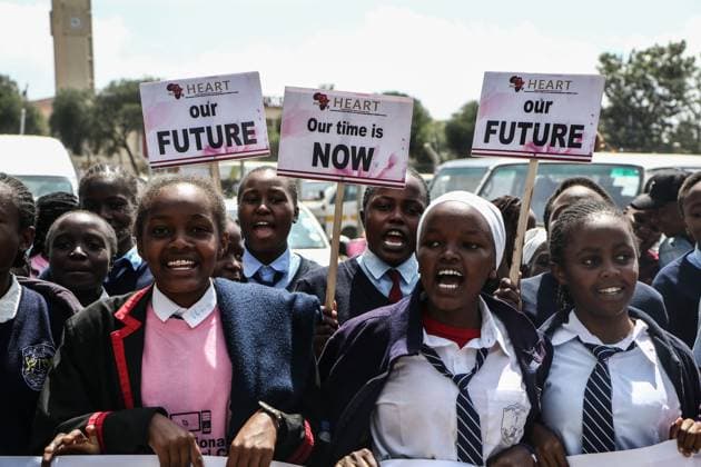 Bilder des Jahres 2023, News 10 Oktober News Themen der Woche KW41 News Bilder des Tages Day of Girl Child in Nakuru, Kenya - 11 Oct 2023 Pupils march while holding placards during a rally to observe International Day of Girl Child in Nakuru Town. Nakuru Kenya Copyright: xJamesxWakibiax xSOPAxImagesx jw_sopa_girls-87