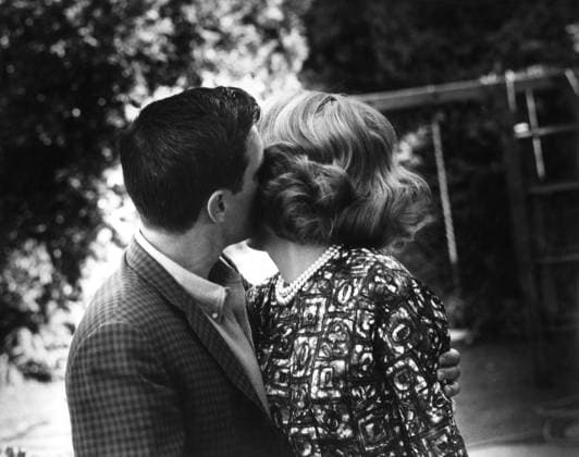 Cassavetes and Rowlands Family Actress Gena Rowlands with husband John Cassavetes kissing Los Angeles, CA USA  Copyright: xLeoxFuchsx R0364-Rowlands-Cassavetes-1961