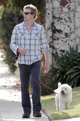 EXCLUSIVESimon Baker goes on a walk with his wife, two sons, and their rescued dog Happy 36090, LOS ANGELES, CALIFORNIA - Friday November 27, 2009. EXCLUSIVE Simon Baker of CBS s The Mentalist walks around his neighborhood with his wife Rebecca Rigg and their 2 youngest children Claude and Harry (Nicole Kidman is Harry s godmother) and their rescued dog Happy . Photograph: Gaz Shirley Pedro Andrade, PacificCoastNews.com UK OFFICE:+44 131 557 7760 7761 US OFFICE:1 310 261 9676, Credit:Gaz Shirley Pedro Andrade, PacificCoastNews.com Avalon USA  Copyright: xGazxShirley PedroxAndrade,xPacificCoastNews.comx xAvalonx 0518668828