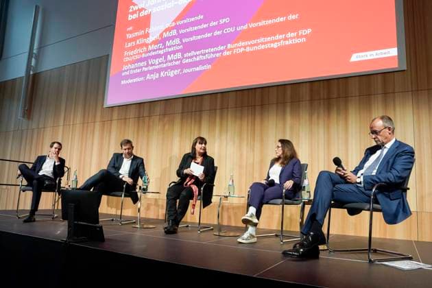 DGB, 2 Jahre Ampel-Regierung, Veranstaltung 2 Jahre Ampel-Regierung – Wo stehen wir bei der sozial-ökologischen Transformation? Lars Klingbeil, MdB, Vorsitzender SPD, Friedrich Merz, MdB, Vorsitzender CDU, Johannes Vogel, MdB, stellvertretender Bundesvorsitzender FDP, Yasmin Fahimi, DGB-Vorsitzende Berlin Berlin GER *** DGB, 2 Jahre Ampel Regierung, Event 2 Jahre Ampel Regierung - Wo stehen wir bei der sozial ökologischen Transformation Lars Klingbeil, MdB, Chairman SPD, Friedrich Merz, MdB, Chairman CDU, Johannes Vogel, MdB, Deputy Federal Chairman FDP, Yasmin Fahimi, DGB Chairwoman Berlin Berlin GER