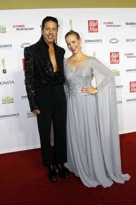 Jorge Gonzalez und Isabel Edvardsson bei der Verleihung Goldene Bild der Frau am 11.10.2023 in Hamburg Goldene Bild der Frau Verleihung 2023 in Hamburg