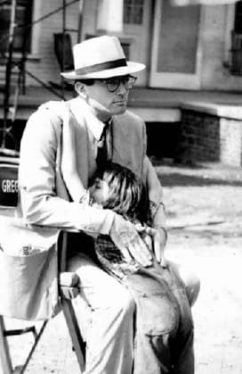 Film To Kill A Mockingbird Actors Gregory Peck and Mary Badham at the set of the film Monroeville, Alabama USA  Copyright: xLeoxFuchsx 0085 Mary Badham Gregory Peck (To Kill a Mockingbird) CHAIR SET new