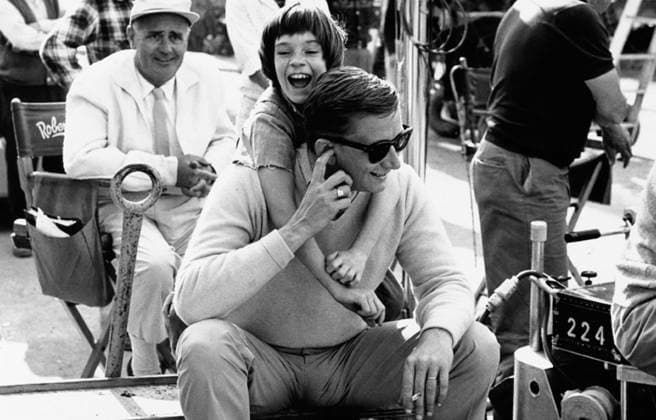 Film To Kill A Mockingbird Actress Mary Badham pays with director Robert Mulligan at the set Monroeville, Alabama USA  Copyright: xLeoxFuchsx 0091 Badham Mulligan (To Kill a Mockingbird) HAVING FUN SET