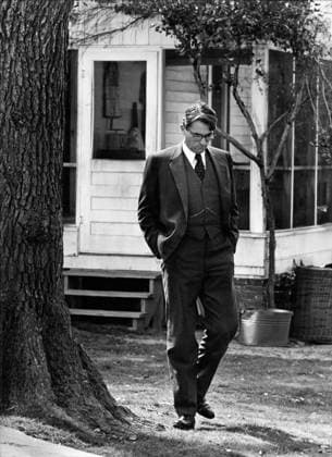 Film To Kill A Mockingbird Actor Gregory Peck in a scene of the film Monroeville, Alabama USA  Copyright: xLeoxFuchsx 0726 Peck (To Kill a Mockingbird) PENSIVE WALK SET