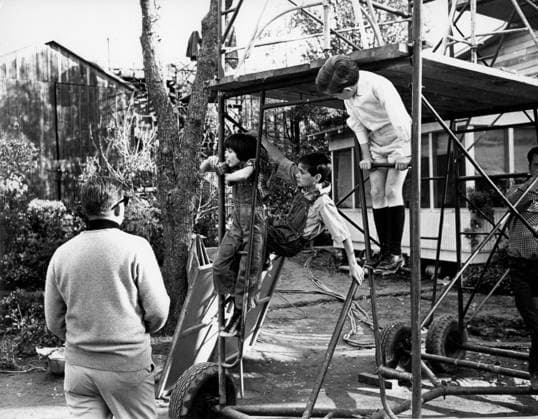 Film To Kill A Mockingbird Director Robert Mulligan talks to actors John Megna and Philip Alford and actresses Mary Badham at the set of the film Monroeville, Alabama USA  Copyright: xLeoxFuchsx 1057 Mary Badham Scout Philip Alford Kids on set (To Kill a Mockingbird)